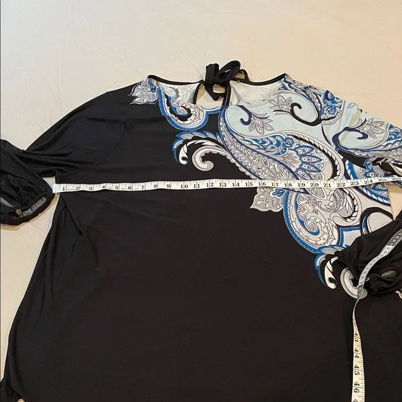 Black, with designs, back tie  (brand and size tag missing) - Picture 4 of 6